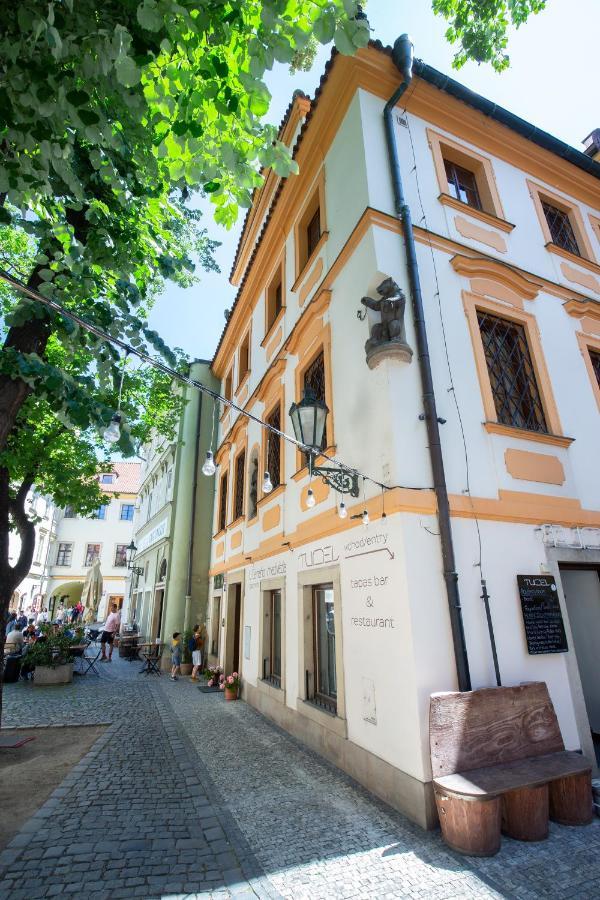 Women's Only - Female Only Prag